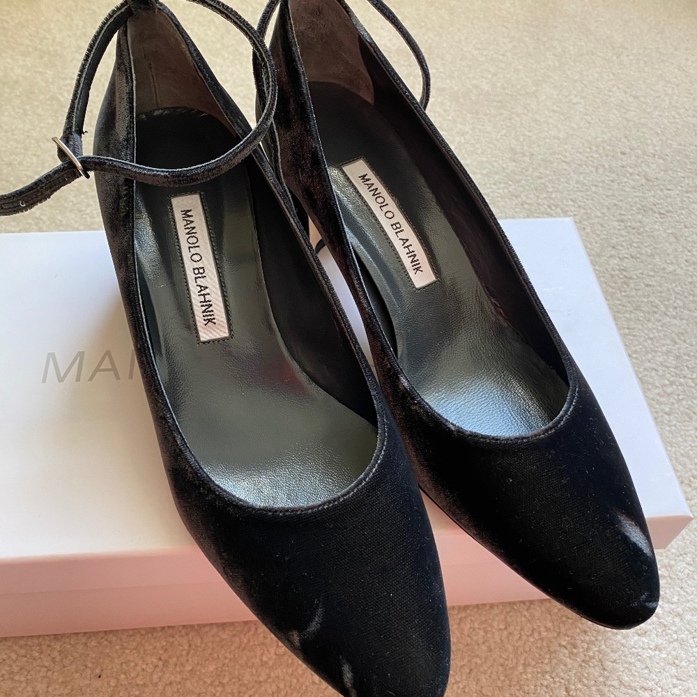 Brand New Manolo Blahnik Velvet Heels Size 39